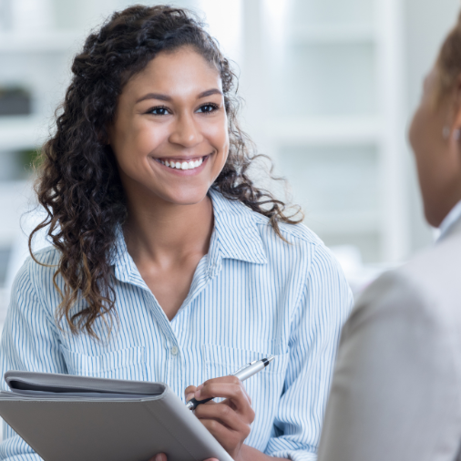 Deux professionnelles collaborant sur des dossiers complexes pour l'accompagnement administratif et le déblocage des aides financières