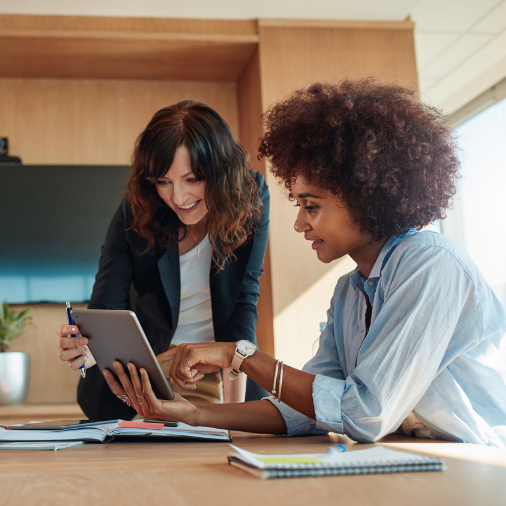 Deux professionnelles analysant des documents pour le montage d'un dossier de demande d'aides financières (APA, MDPH).