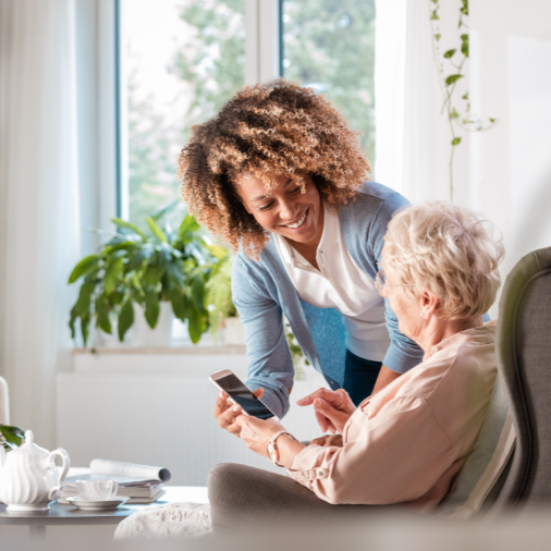 Professionnelle expliquant les services de coordination à domicile à une personne âgée.