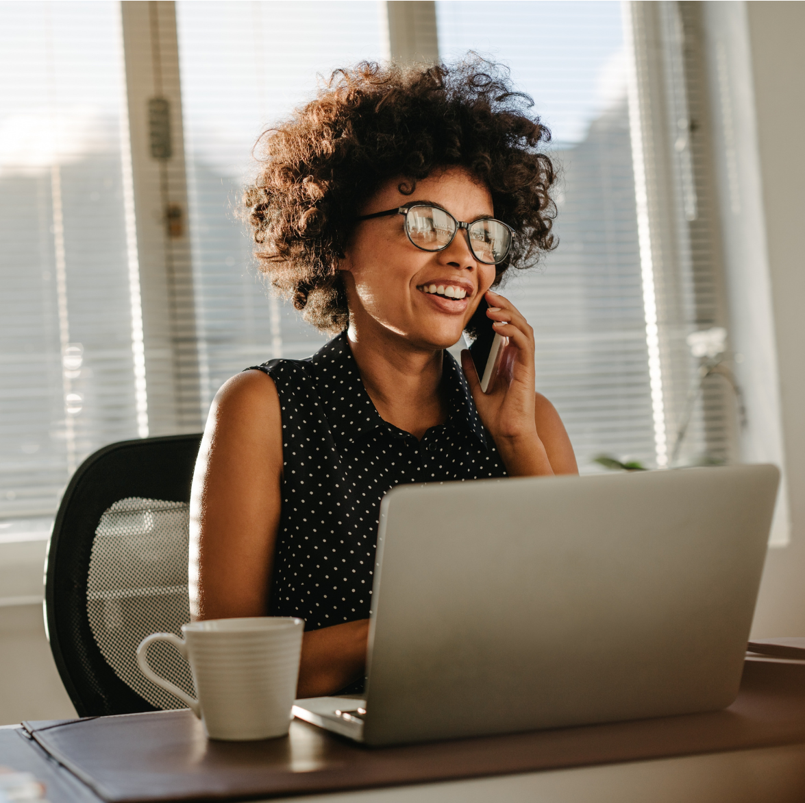 Professionnelle du secteur médico-social en visioconférence organisant la mise en œuvre des aides à domicile.