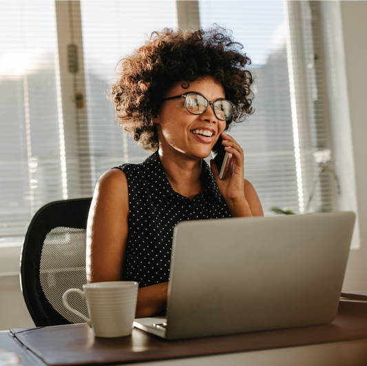Professionnelle du secteur médico-social en visioconférence organisant la mise en œuvre des aides à domicile.