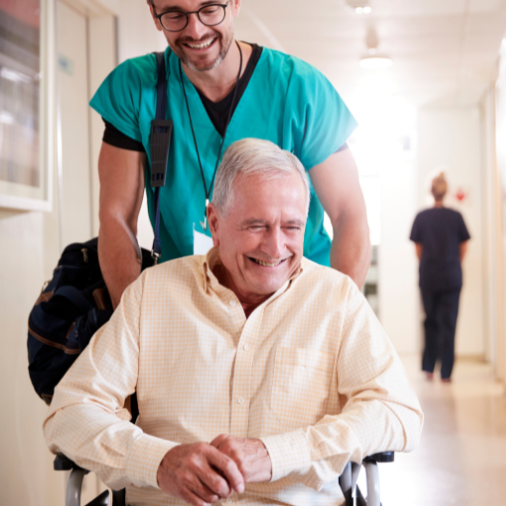 Accompagnant aidant un senior en fauteuil roulant lors d'une sortie d'hospitalisation coordonnée.