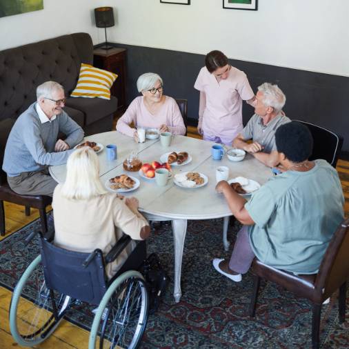 Personne en situation de handicap dans une pièce de vie aménagée, illustrant les solutions d'habitat adapté pour sécuriser l'autonomie à domicile.